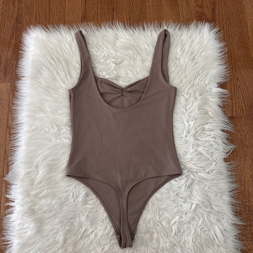 Aritzia Babaton Women's Medium Taupe V-Neck Contour Bodysuit Tank Lined Stretch - Picture 4 of 10